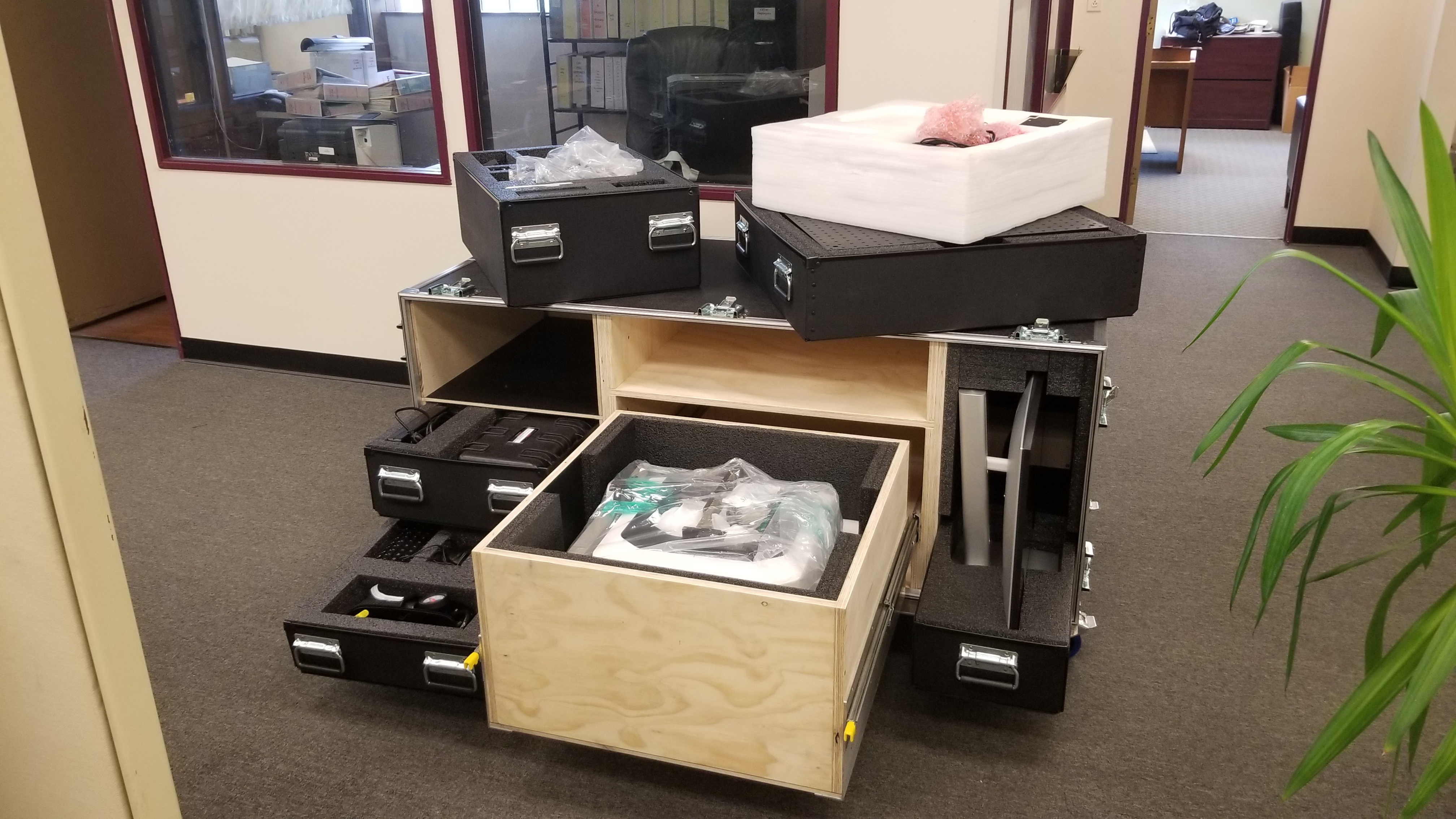 Rolling tool case internal components and organization